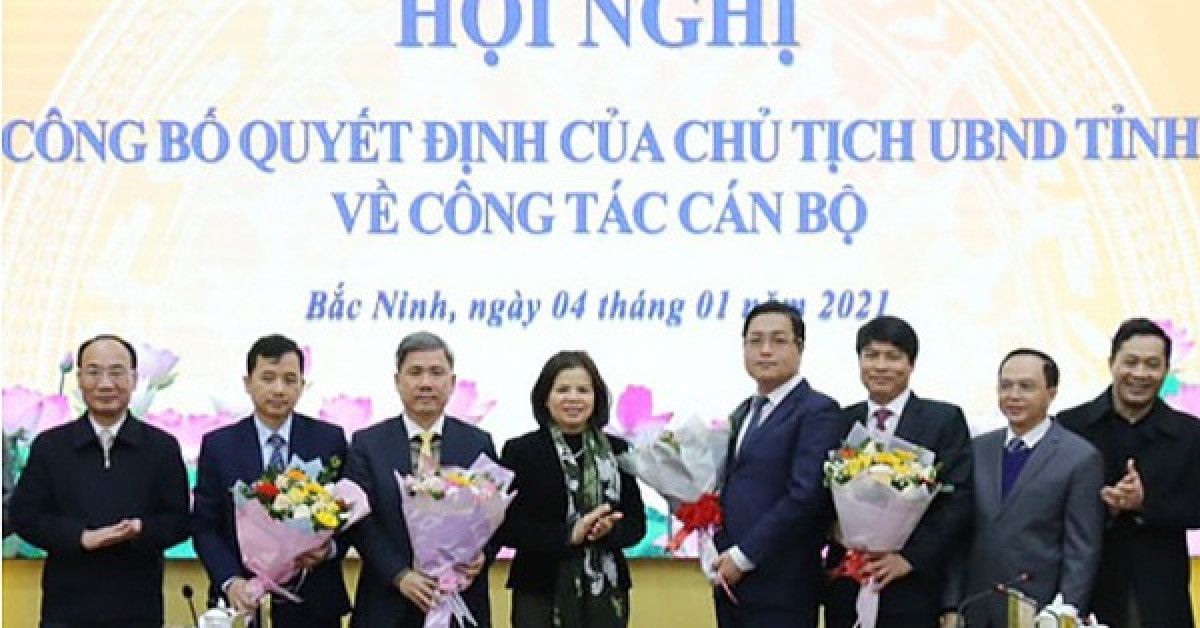 Hình ảnh lãnh đạo tỉnh Bắc Ninh trao quyết định nhân sự, trong đó có bổ nhiệm ông Nguyễn Nhân Chinh (thứ 4 từ phải qua) làm Giám đốc Sở Lao động, Thương binh và Xã hội - Ảnh: BĐ