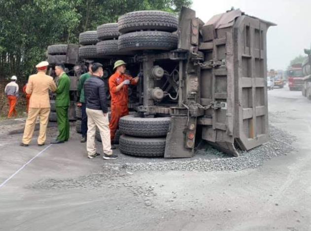 Xe tải chở vật liệu xây dựng bị lật sau khi bị xe bán tải tông trực diện. Ảnh: Facebook
