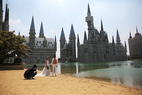 Một cặp đôi chụp ảnh cưới trước lâu đài "Harry Potter" tại Học viện Mỹ thuật Hà Bắc ở tỉnh Hà Bắc, Bắc Trung Quốc.