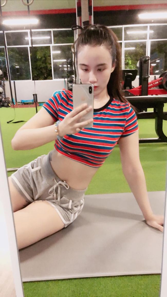 Linh Miu lựa chọn tập gym để duy trì vóc dáng săn chắc.
