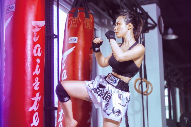 Ngoài gym, các bài tập hạng nặng cũng được cô trải nghiệm, kick boxing là một trong những bài tập giúp giải toả căng thẳng hiệu quả ngoài tác dụng giảm cân.
