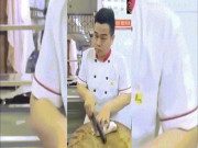 Bạn trẻ - Cuộc sống - Clip: Chàng đầu bếp mù trổ tài dùng dao khiến người xem &quot;chóng mặt&quot;