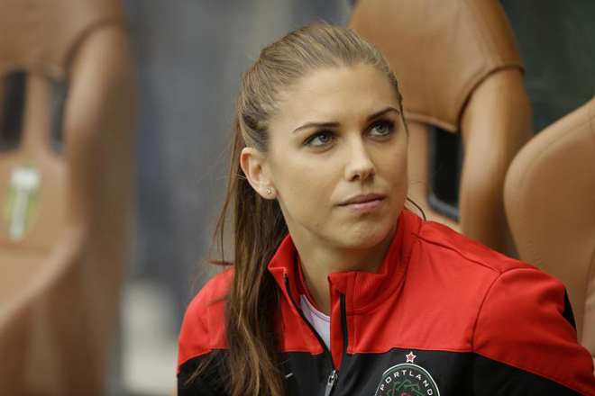 "Hoa hậu làng bóng đá" Alex Morgan cùng gia đình bị nhiễm Covid-19