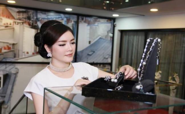 Lý Nhã Kỳ là nữ diễn viên, doanh nhân rất nổi tiếng của showbiz Việt. Lý Nhã Kỳ còn được mệnh danh là nữ hoàng trang sức khi sở hữu bộ sưu tập kim cương với tổng giá trị lên tới 45 tỷ đồng.
