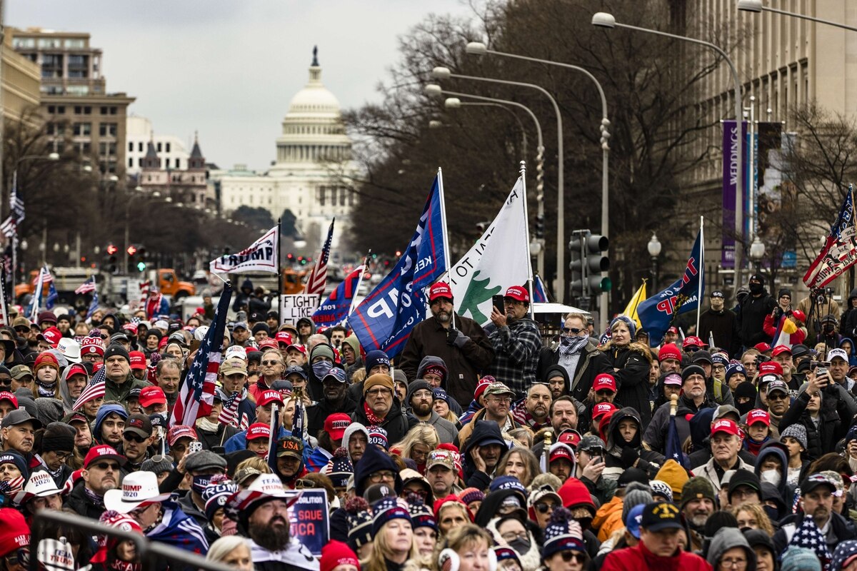 Đám đông ủng hộ ông Trump tụ tập trước quảng trường Freedom Plaza, Washington (ảnh: Washington Post)