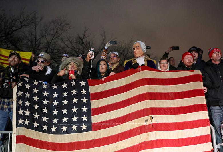 Làm hình nộm cựu Tổng thống Washington để biểu tình ở thủ đô Washington DC (ảnh: Reuters)