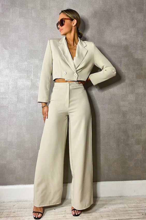 Học siêu mẫu huyền thoại Linda Evangelista mặc blazer mini sang chảnh - 2