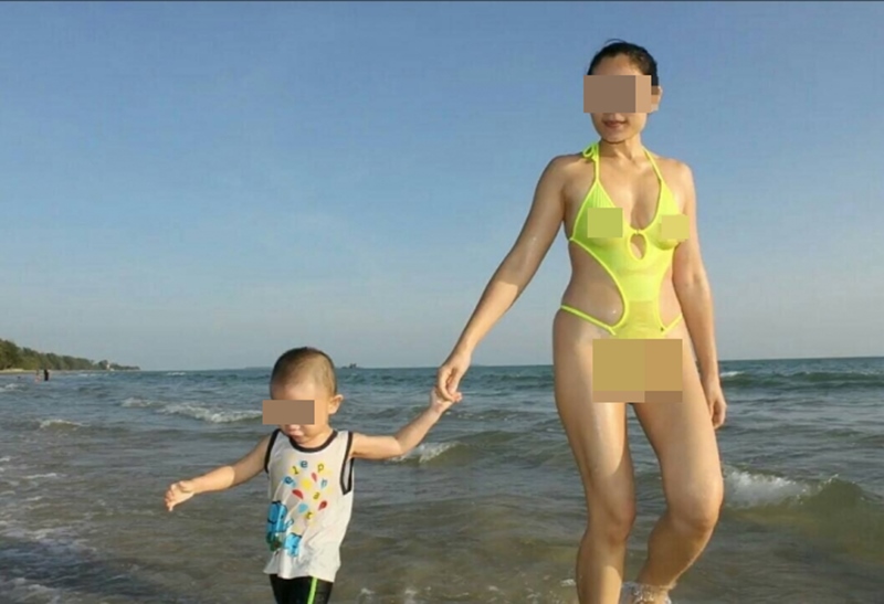 Bức hình người mẹ mặc bikini để lộ điểm nhạy cảm khi vui đùa cùng con ở bãi biển từng gây tranh cãi.