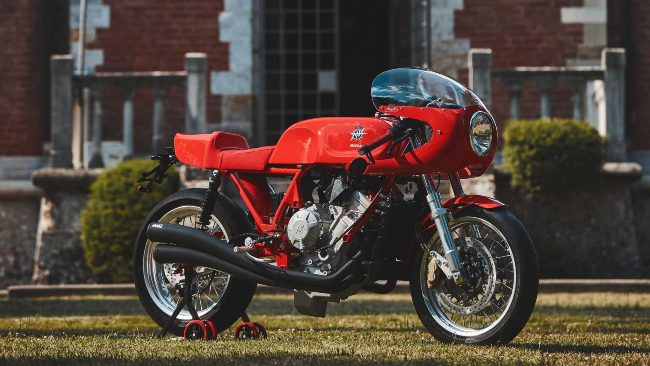 Nhà sản xuất xe hai bánh từ xứ sở hình chiếc ủng Magni Motorcycles vừa giới thiệu mẫu xe đặc biệt Italia 01/01 để tưởng nhớ người sáng lập Arturo Magni, người đã qua đời vào năm 2015, và tôn vinh những đóng góp của ông đối với lĩnh vực mô tô.
