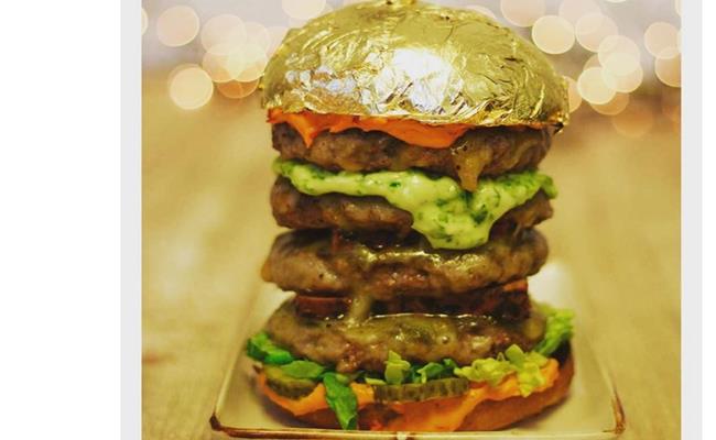 Burger Khalifa là món ăn được mệnh danh “vua của các loại burger” bởi thành phần và giá trị cực kỳ “khủng”của nó. Chiếc bánh này có chứa đuôi tôm hùm, trứng bọc vàng, nấm Truffle, bò Wagyu Nhật Bản. Phần vỏ cũng được bao phủ một lớp vàng 24k lấp lánh.
