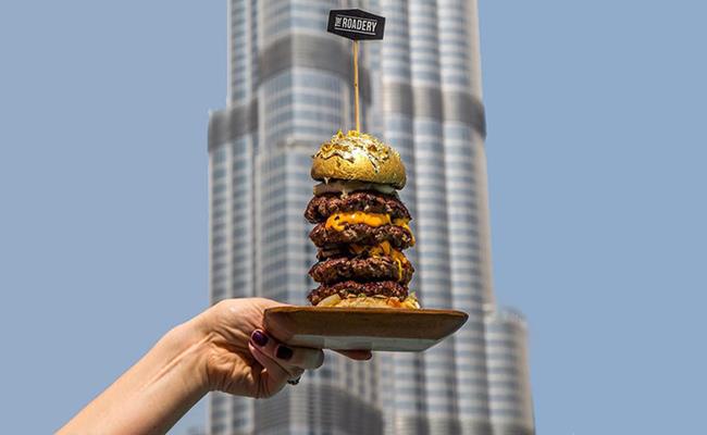 Giá của món bánh Burger Khalifa là 136 USD (3,1 triệu đồng) cho mỗi chiếc. Đây là món ăn phủ vàng ở Dubai có mức giá thân thiện nhất với túi tiền của du khách hiện nay.
