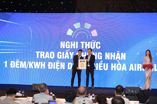 Ông Nguyễn Văn Nam – phó giám đốc trung tâm thử nghiệm – thuộc Viện Cơ khí Năng lượng và Mỏ Vinacomin trao bằng chứng nhận “1 đêm 1 KWh điện” cho đại diện Midea Việt Nam