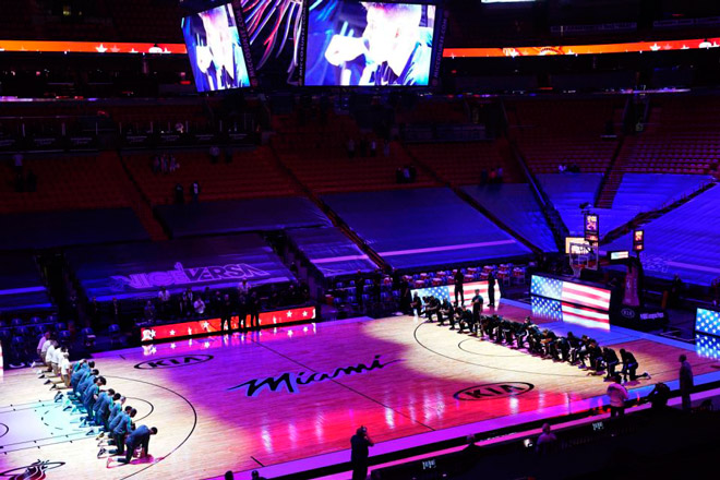 Các cầu thủ Miami Heat và Boston Celtics quỳ gối hát quốc ca để biểu thị thái độ