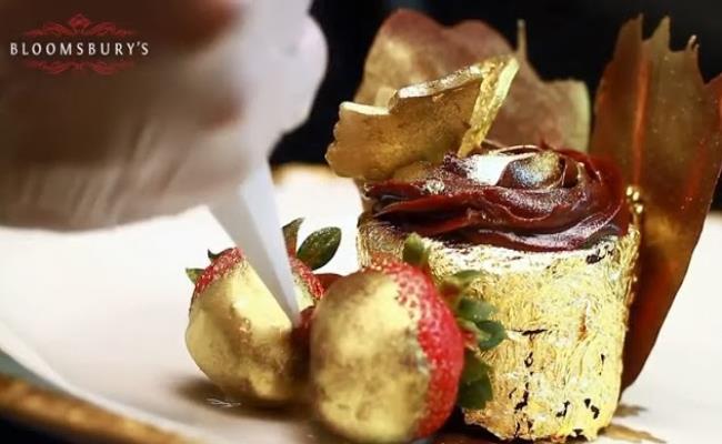 Món ăn phủ vàng này có tên là Golden Phoenix, được phục vụ tại quán cafe của Bloomsbury ở The Dubai Mall. Giá của chiếc bánh này là 28.000 USD (643 triệu đồng), đây cũng là chiếc bánh cupcake có giá đắt nhất thế giới.
