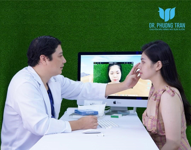 Bác sĩ Trần Phương thăm khám cho Thùy Trang