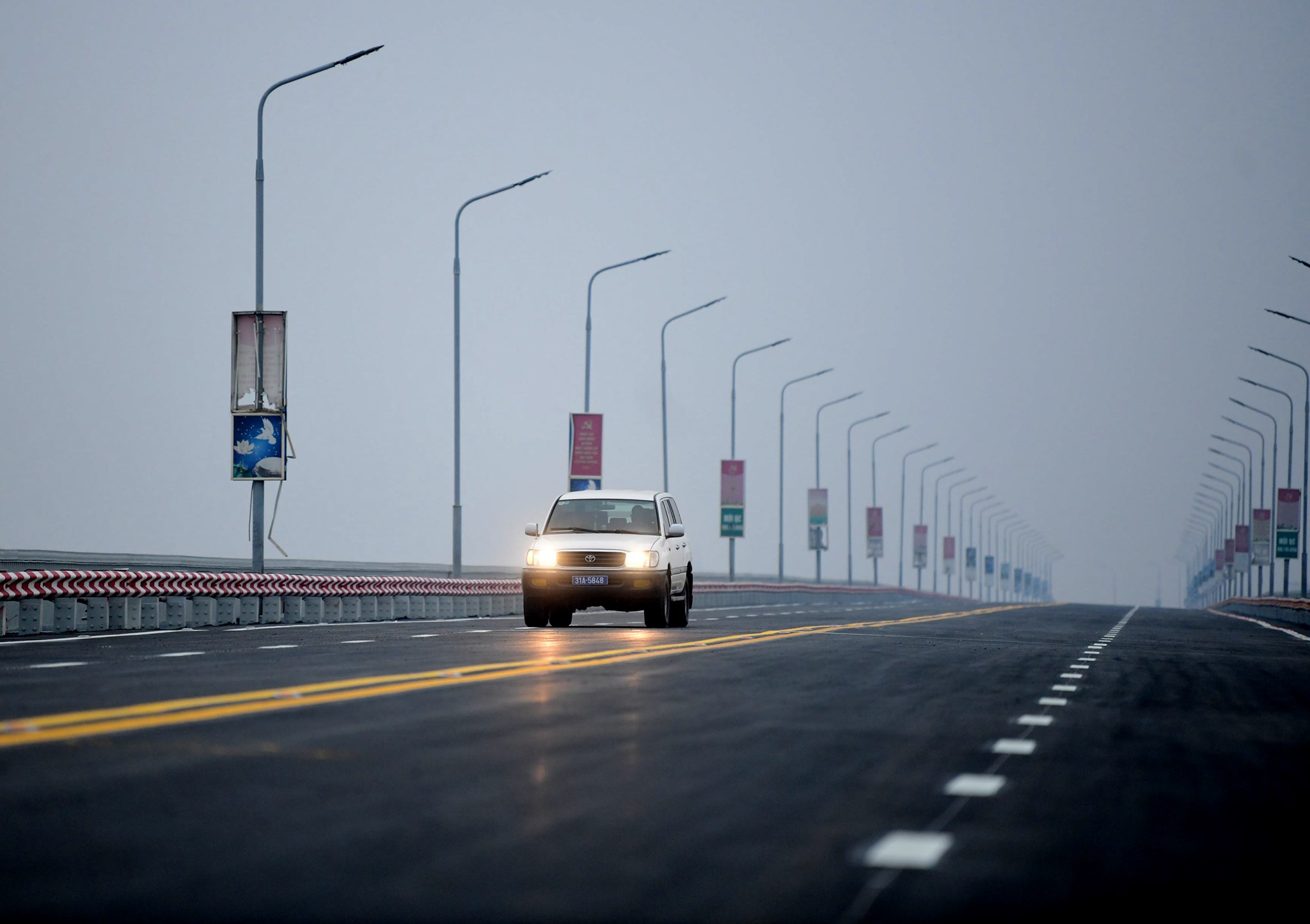 Các phương tiện được phép lưu thông với tốc độ 80km/h. Đến 10h ngày 7/1, các phương tiện có thể di chuyển bình thường qua cầu