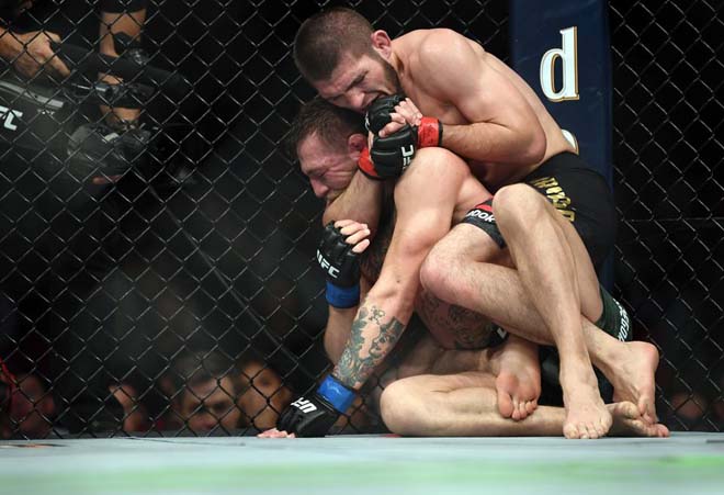 McGregor bị Khabib khóa vật, hạ knock-out