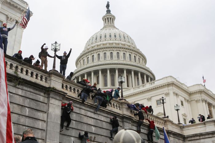 Người biểu tình trèo lên tường để vào tòa nhà Quốc hội.