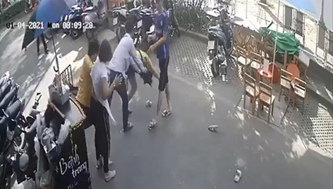 Đoạn clip cho thấy người đàn ông đánh đập dã man hai cô gái. Ảnh chụp lại màn hình