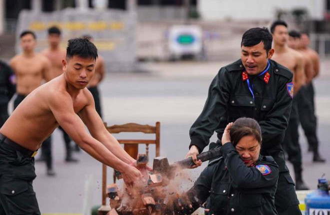 Theo tình huống giả định, cảnh vệ được trang bị xe môtô phân khối lớn, tốc độ tối đa 250 km/giờ đi dẫn đầu, tháp tùng hai bên hông xe đón khách mời từ máy bay về một địa điểm giả định để làm lễ động thổ xây dựng Cung văn hóa hữu nghị A.