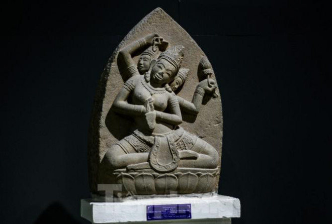 Phù điêu nữ thần Sarasvati vừa được công nhận bảo vật quốc gia. Ảnh: Trương Định