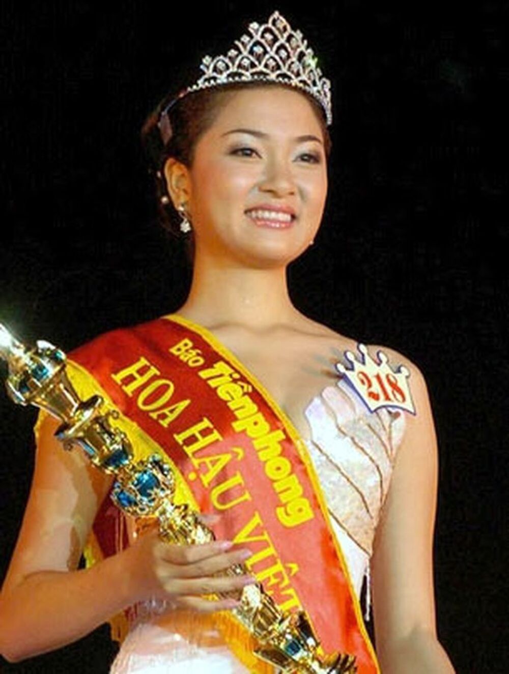 Nguyễn Thị Huyền đăng quang Hoa hậu Việt Nam 2004.