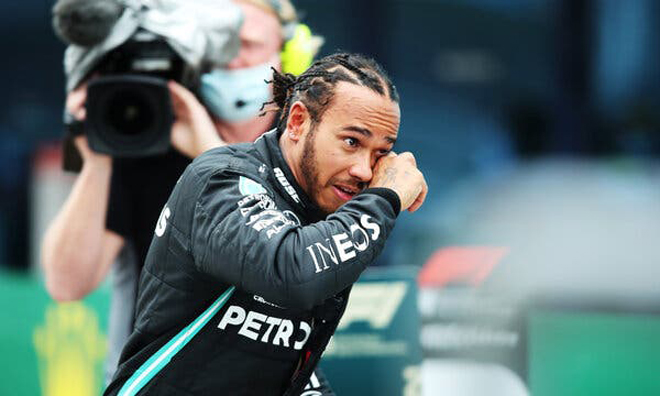 "Viên ngọc đen" Hamilton tạm thời trở thành tay đua thất nghiệp khi không ký vào hợp đồng mới với Mercedes