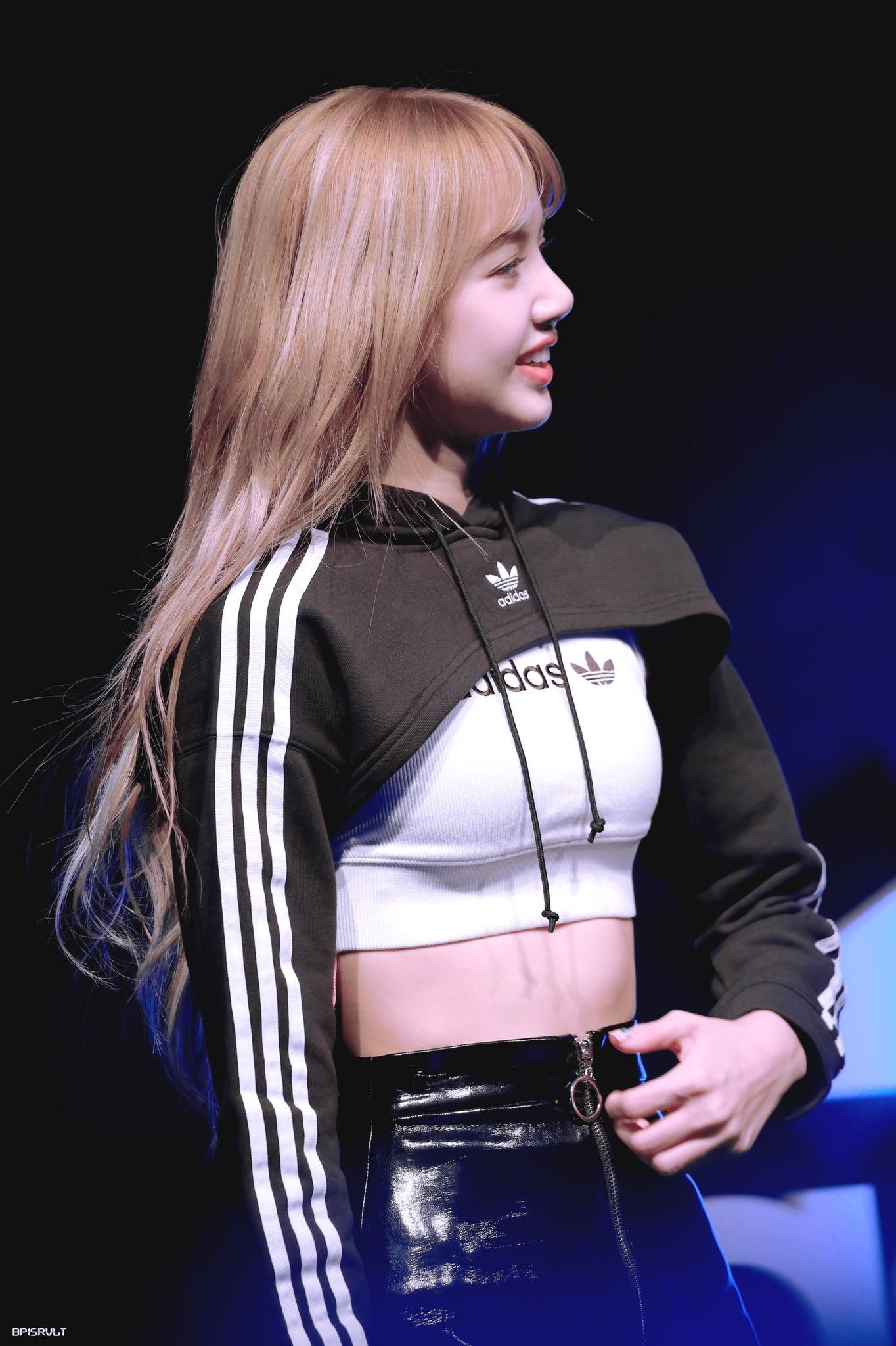 Kiểu áo này hoàn thiện vẻ ngoài cá tính, năng động của Lisa (Black Pink).