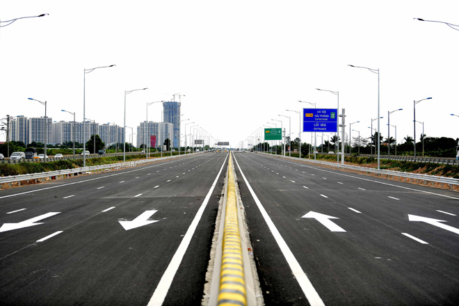 Sau hơn một năm thi công, dự án nút giao Vành đai 3 với cao tốc Hà Nội - Hải Phòng đang trong giai đoạn hoàn thiện những công đoạn cuối cùng. Dự kiến sẽ được thông xe vào ngày mai 9-1.