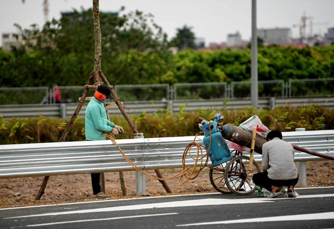 Các công nhân đang hoàn thiện những hạng mục cuối cùng còn dang dở.