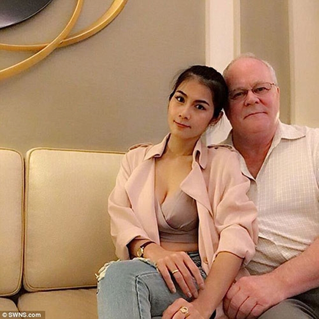 Trước đó, cựu sao phim 18 Thái Lan gây xôn xao khi tuyên bố kết hôn với tỷ phú U70 - Harold Jennings Nesland Jr vào tháng 11.2016. Tuy nhiên, đầu tháng 3.2017, diễn viên phim 18 Thái Lan đã tuyên bố ly hôn với chồng già chỉ sau 4 tháng chung sống.
