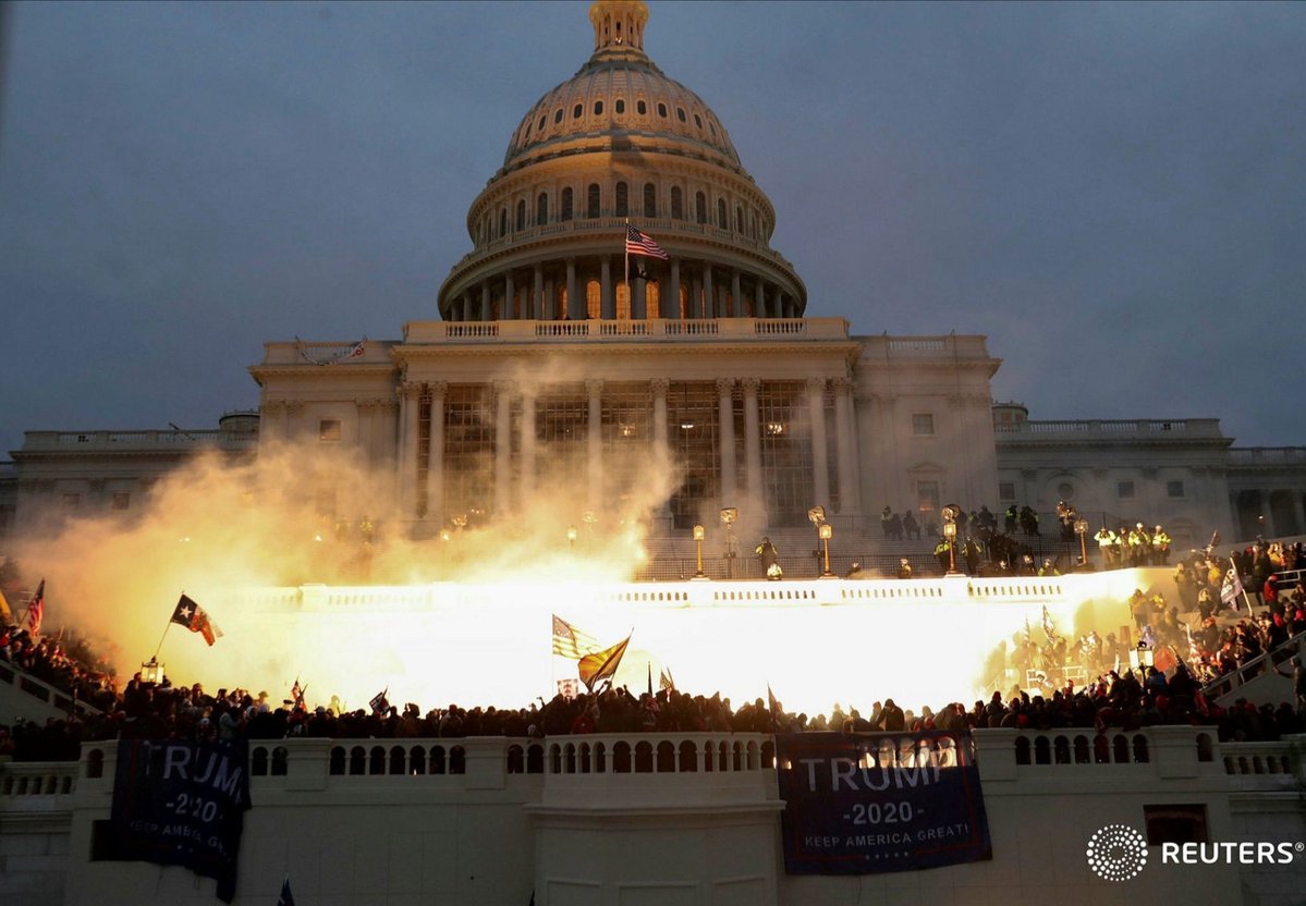 Người biểu tình ủng hộ ông Trump “chiếm đóng” tòa nhà Quốc hội Mỹ (ảnh: Reuters)
