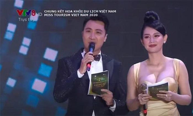 Trước đó, trong đêm chung kết "Hoa khôi du lịch Việt Nam 2020" tổ chức vào tối 28/11/2020, MC Quỳnh Chi gây bàn tán vì chiếc váy quá đỗi nóng bỏng.
