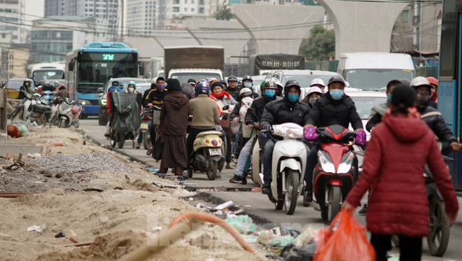 Tuy nhiên, đoạn đường dài khoảng 3 km thường xuyên trong tình trạng ùn ứ giao thông vào giờ cao điểm buổi sáng và giờ tan tầm buổi chiều.