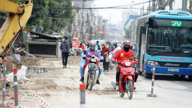 Lượng phương tiện di chuyển rất chậm tại khu vực gần nút giao cắt ngã ba, ngã tư do lòng đường bị thu hẹp nhường chỗ cho đơn vị thi công.