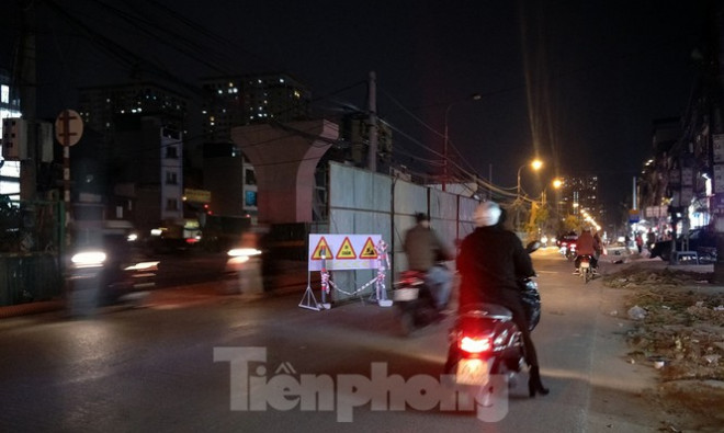 Anh Hoàng Nam (Hà Nội) một người đi đường cho biết, đoạn rào chắn phân làn nằm giữa đường bỗng xuất hiện vào buổi tối mặc dù buổi sáng không hề có. "Nếu ai không để ý có thể va vào vì biển cảnh báo được đặt 1 phía"- anh Nam chia sẻ.