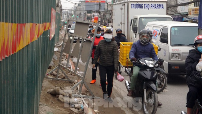 Biển báo bằng sắt gây nguy hiểm khi tham gia giao thông.