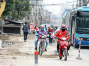 Tin tức trong ngày - Người dân vất vả luồn lách vượt qua 'đại công trường' đường Vành đai 2