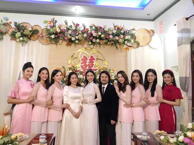 Hoa hậu Tiểu Vy, Mỹ Linh mặc áo bà ba cực dễ thương trong đám cưới Á hậu Thúy An - 1