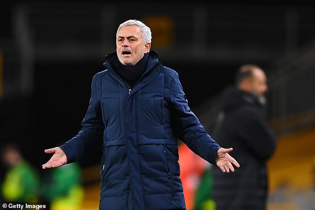 Mourinho chưa hài lòng với hàng thủ của Tottenham