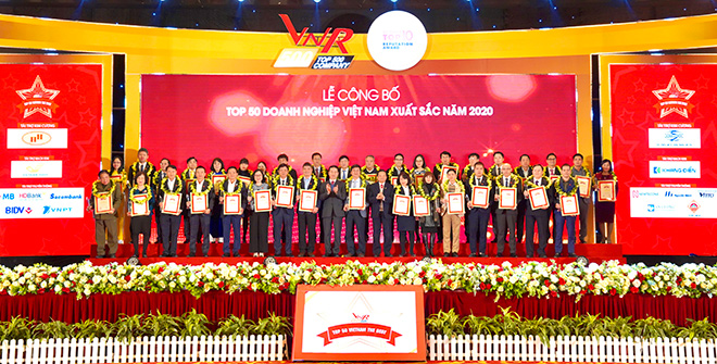 Đại diện các công ty nhận giải Top 50 doanh nghiệp Việt Nam xuất sắc năm 2020