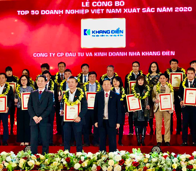 Đại diện Khang Điền nhận giải Top 50 doanh nghiệp Việt Nam xuất sắc năm 2020.