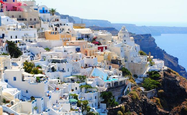 Trên các vách đá của Santorini (Hy Lạp) có những ngôi nhà trong hang động, rất nhiều trong số những căn nhà này đã có người sinh sống hàng trăm năm.
