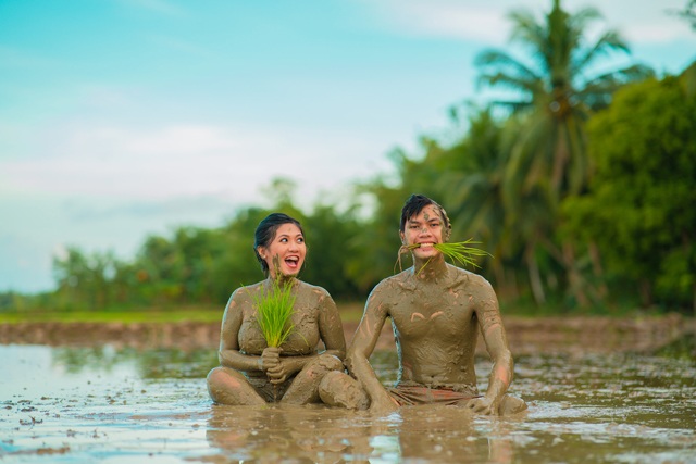 Cô dâu chú rể đằm mình dưới bùn chụp ảnh cưới, bất ngờ hơn khi biết lý do - 2