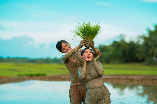 Cô dâu chú rể đằm mình dưới bùn chụp ảnh cưới, bất ngờ hơn khi biết lý do - 6