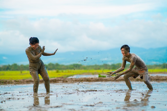 Cô dâu chú rể đằm mình dưới bùn chụp ảnh cưới, bất ngờ hơn khi biết lý do - 7