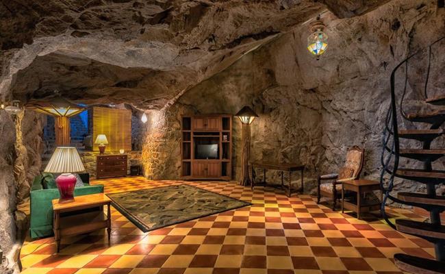 Đây là nhà đá đỏ nằm trong một hang động khổng lồ ở Arizona. Căn nhà này đang được rao bán với giá khoảng 500.000 USD (11,5 tỷ đồng).
