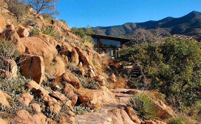 Chulo Canyon Cave House là một ngôi nhà “hang động” nằm trong núi Mule thuộc&nbsp;&nbsp;Bisbee, bang Arizona (Mỹ). Tổng diện tích của ngôi nhà này lên đến 37 hecta.
