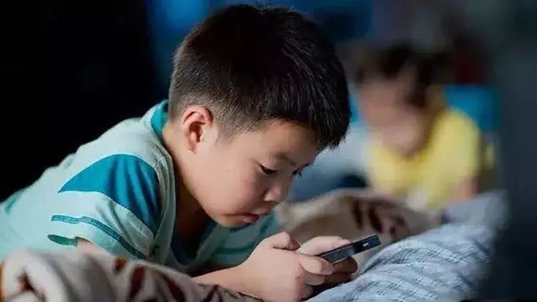 Nếu không sử dụng điện thại đúng cách sẽ rất gây hại cho trẻ. (Ảnh minh họa)