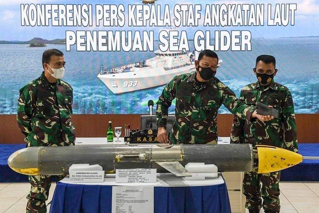 Hải quân Indonesia phân tích UUV của Trung Quốc (ảnh&nbsp;: SCMP)
